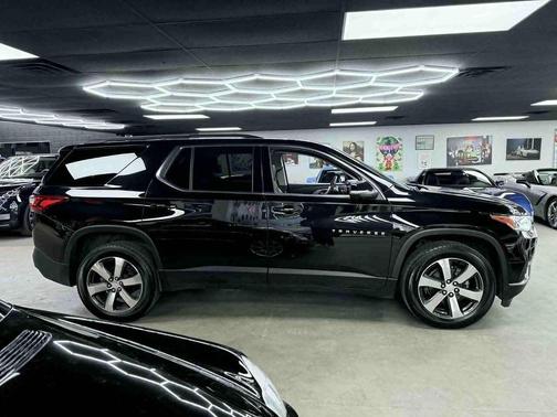 Mosaic Black Metallic 2021 Chevrolet Traverse LT Leather