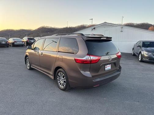2018 Toyota Sienna XLE