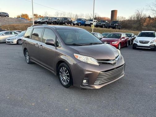 2018 Toyota Sienna XLE