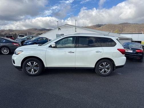2017 Nissan Pathfinder SL