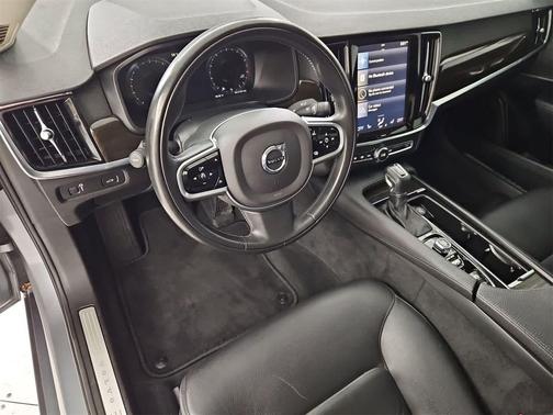 2018 Volvo S90 T5 Momentum