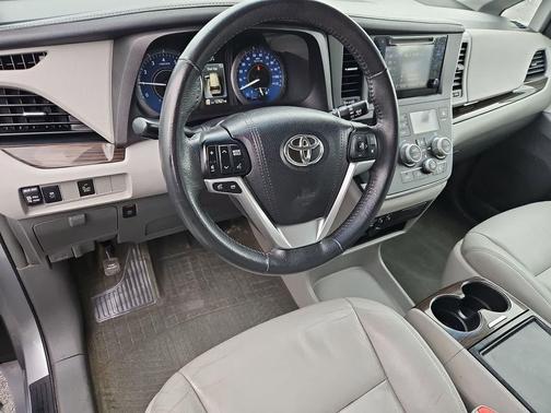 Silver Sky Metallic 2017 Toyota Sienna XLE