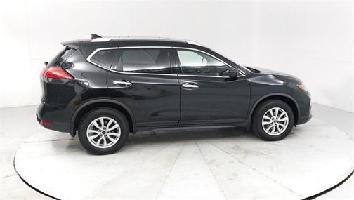 Photo 4 of 32 of 2017 Nissan Rogue SV