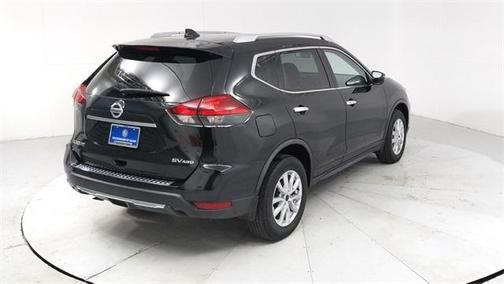 Photo 5 of 32 of 2017 Nissan Rogue SV