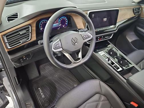 2026 Volkswagen Atlas 2.0T SE w/Technology 4MOTION