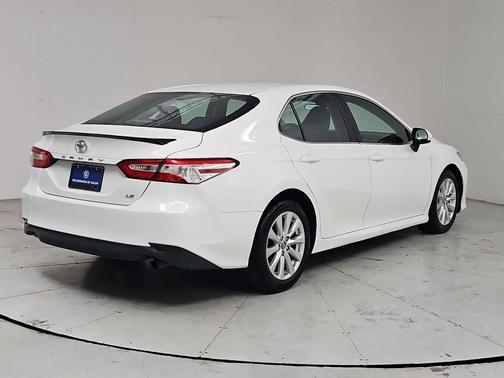 Super White 2018 Toyota Camry LE