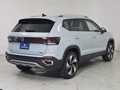 Monument Gray 2026 Volkswagen Taos SE