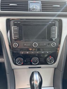 2013 Volkswagen Passat 2.0 TDI SE w/ Sunroof