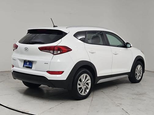 Dazzling White 2017 Hyundai TUCSON SE