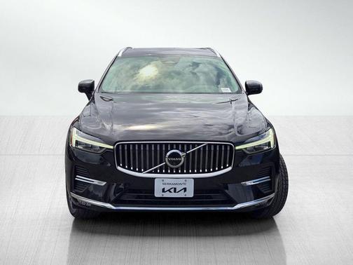 Onyx Black Metallic 2023 Volvo XC60 B5 Plus Bright Theme