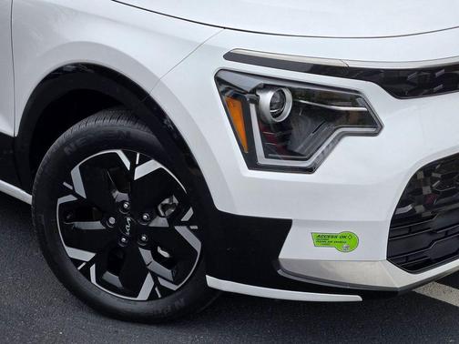 Snow White Pearl 2023 Kia Niro EV Wind
