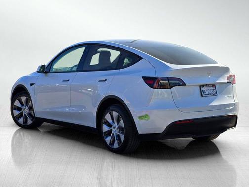Pearl White Multi-Coat 2023 Tesla Model Y Long Range Dual Motor All-Wheel Drive