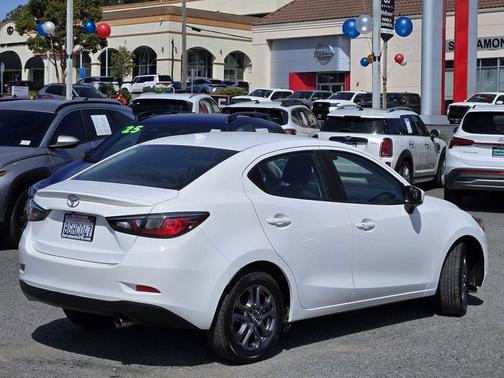 Frost 2019 Toyota Yaris Sedan LE