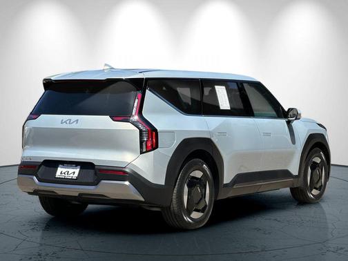 Ivory Silver 2024 Kia EV9 Light Long Range