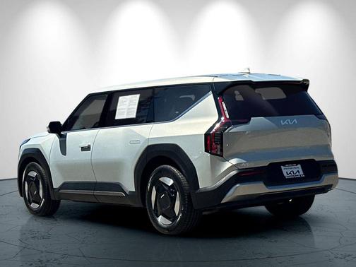 Ivory Silver 2024 Kia EV9 Light Long Range