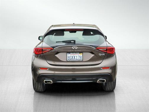 2017 INFINITI QX30 Premium
