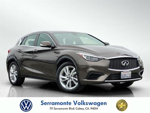 2017 INFINITI QX30 Premium