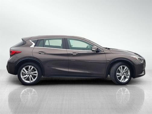 2017 INFINITI QX30 Premium