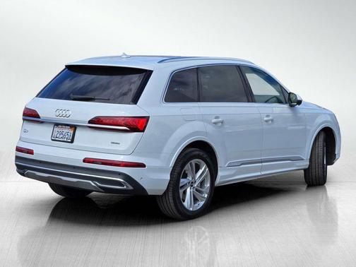 Glacier White Metallic 2022 Audi Q7 55 Premium Plus