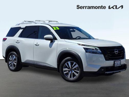 Pearl White Tricoat 2023 Nissan Pathfinder SL FWD