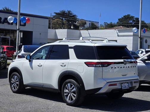 Pearl White Tricoat 2023 Nissan Pathfinder SL FWD