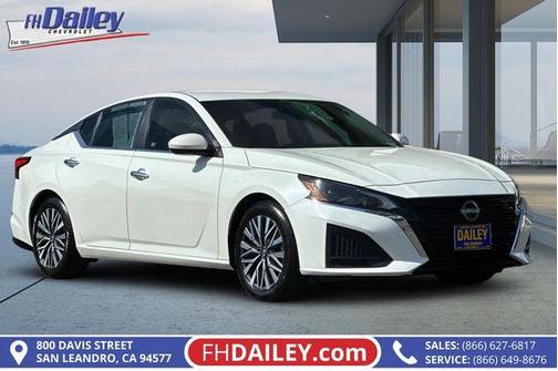 White 2023 Nissan Altima 2.5 SV