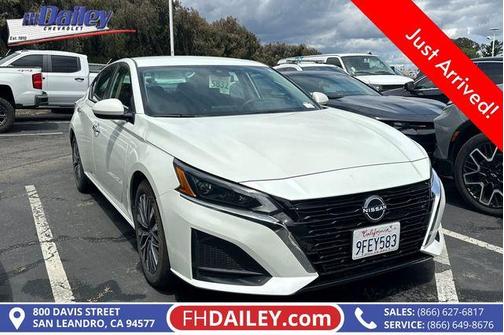 White 2023 Nissan Altima 2.5 SV