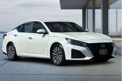 White 2023 Nissan Altima 2.5 SV