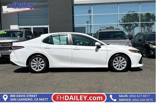 Super White 2018 Toyota Camry LE
