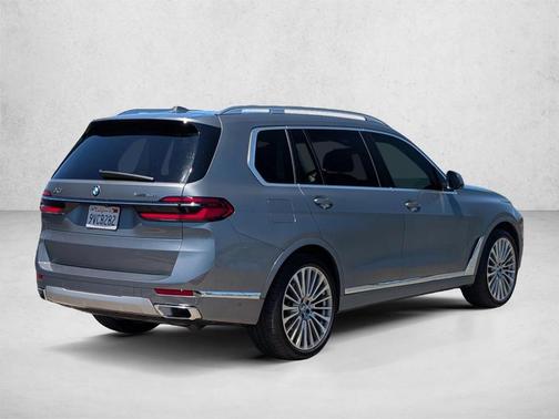 Gray Metallic 2024 BMW X7 xDrive40i