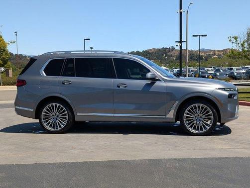 Gray Metallic 2024 BMW X7 xDrive40i