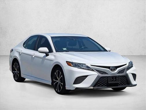 Super White 2018 Toyota Camry SE