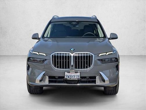 Gray Metallic 2026 BMW X7 xDrive40i