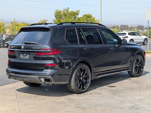 Black Sapphire Metallic 2024 BMW X7 xDrive40i