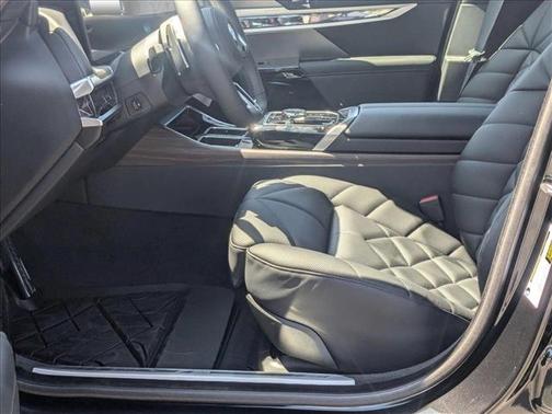 2025 BMW 740 i