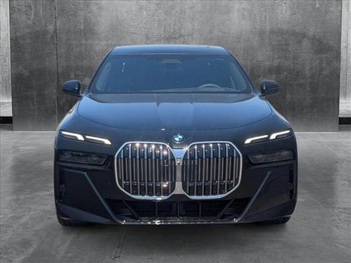 2025 BMW 740 i