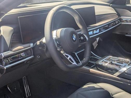 2025 BMW 740 i