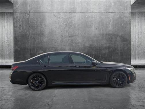 2022 BMW 740 i