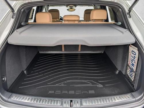 White 2017 Porsche Macan Base