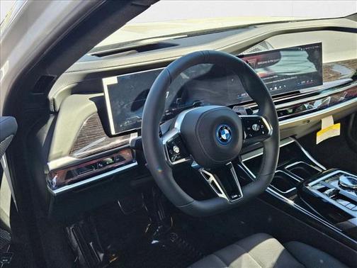 2026 BMW 750e xDrive