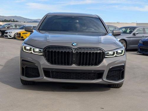 2022 BMW 740 i