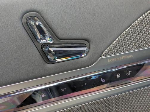 Carbon Black Metallic 2026 BMW 750e xDrive