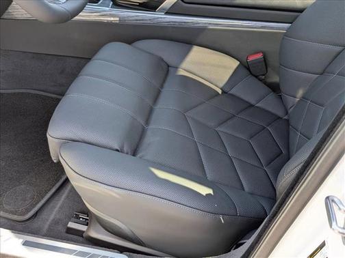 2025 BMW 750e xDrive