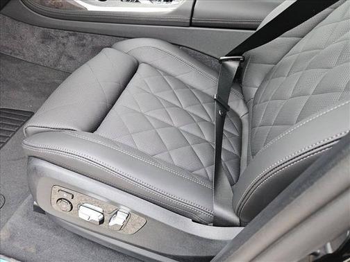 Black Sapphire Metallic 2027 BMW X7 xDrive40i