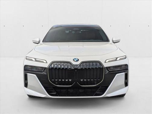 2025 BMW 740 i