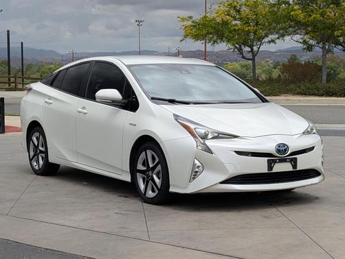 Blizzard Pearl 2017 Toyota Prius Three Touring