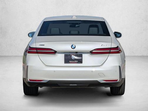 Mineral White Metallic 2025 BMW 530 i xDrive