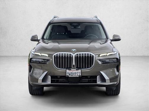 Manhattan Green Metallic 2026 BMW X7 xDrive40i