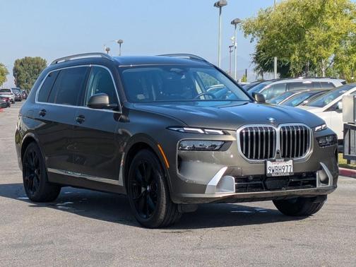 Manhattan Green Metallic 2026 BMW X7 xDrive40i