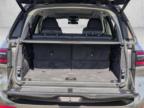 Manhattan Green Metallic 2026 BMW X7 xDrive40i